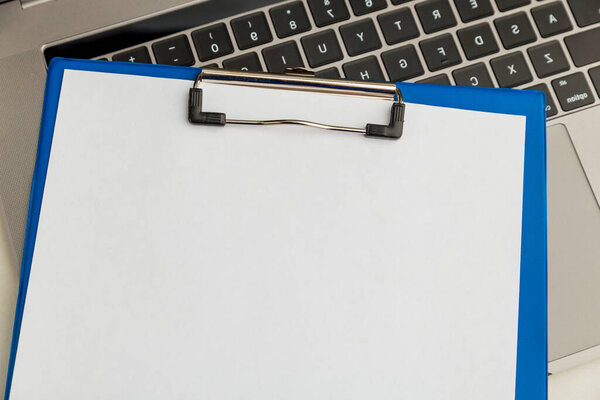 Пустая форма документации на планшете изолированы на столе
.