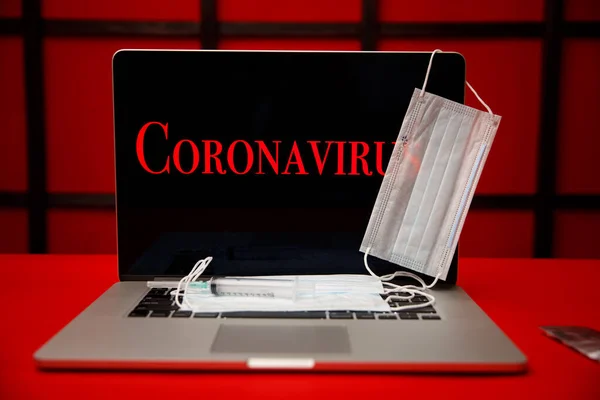 Coronavírus na tela do laptop. Vírus mortal em fúria na China — Fotografia de Stock