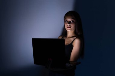 üzgün ve kadın genç tablet bilgisayar ve laptop cyberbullying ve çevrimiçi varlık taciz acı ile stalker ya da umutsuz ve Siber zorbalık içinde aşağılanmış hissediyor dedikodu tarafından istismar.