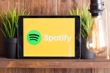 Tula Rusya 16.01.20 Tablet bilgisayar ekranındaki Spotify izole edildi.
