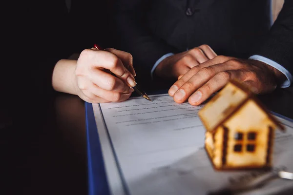 Ключ от дома на руках у банковского работодателя для продажи дома после утверждения кредита и подписания покупателем в контрактной бумаге в офисе . — стоковое фото
