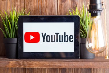 Tula Russia 16.01.20 Youtube tablet bilgisayar ekranında izole edildi.