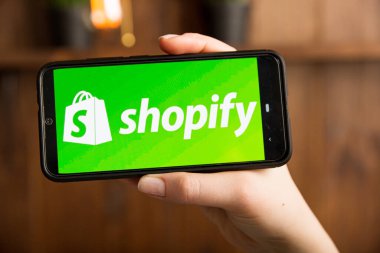Tula Rusya telefon ekranında 16.01.20 Shopify izole edildi..