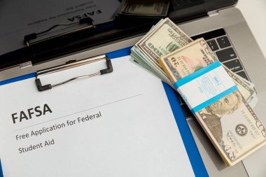 Fafsa. Öğrenci yardımı beyannamesi ve tablet üzerindeki para.