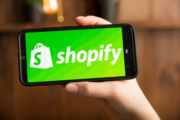 Tula Russland 16.01.20 Shopify auf dem Telefondisplay isoliert. — Stockfoto