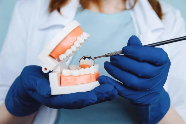 Cita con dentista, instrumentos de odontología y concepto de chequeo de higienista dental con prótesis dentales modelo e instrumentos de estomatología en gris oscuro. Los chequeos periódicos son esenciales para la salud oral — Foto de Stock