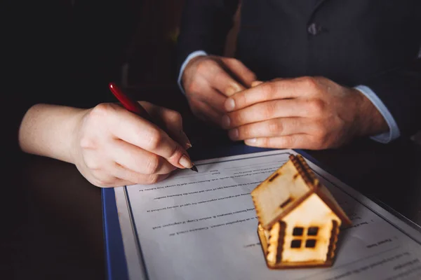 Ключ от дома на руках у банковского работодателя для продажи дома после утверждения кредита и подписания покупателем в контрактной бумаге в офисе . — стоковое фото