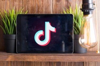 Tula Rusya 16.01.20 Tik Tok tablet bilgisayar ekranında izole edildi.