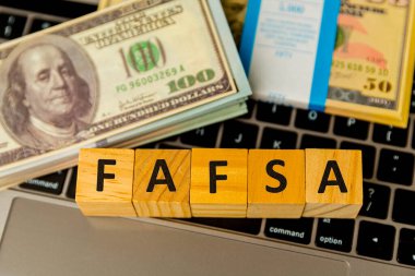 Fafsa. Öğrenci yardımı beyannamesi ve tablet üzerindeki para.