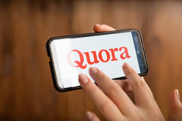 Tula Rusya telefon ekranında 16.01.20 Quora izole edildi.. — Stok fotoğraf