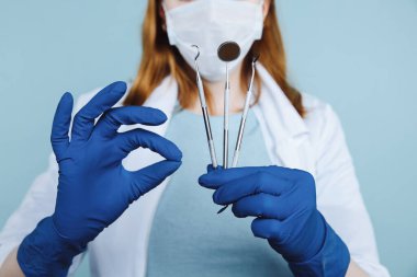 Diş hekimi randevusu, diş hekimliği aletleri ve diş hijyenisti kontrol konsepti. Diş modelleri takma dişler ve koyu gri üzerine stomatoloji aletleri. Düzenli kontroller oral sağlık için gereklidir