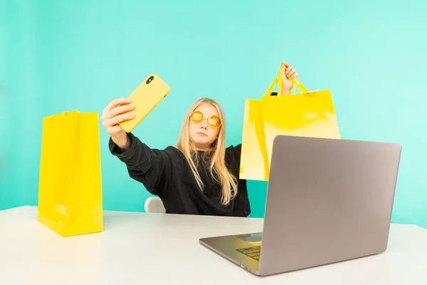 Glückliches Mädchen zu Hause, das vor der Kamera für vlog spricht. tennager zeigt Kauf vor der Kamera und arbeitet als Blogger, Aufnahme von Video-Tutorial für das Internet. — Stockfoto