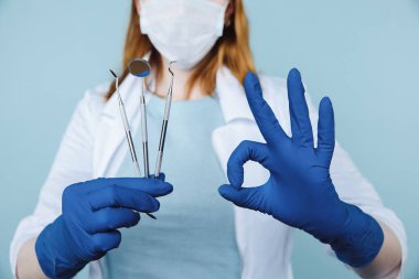 Diş hekimi randevusu, diş hekimliği aletleri ve diş hijyenisti kontrol konsepti. Diş modelleri takma dişler ve koyu gri üzerine stomatoloji aletleri. Düzenli kontroller oral sağlık için gereklidir