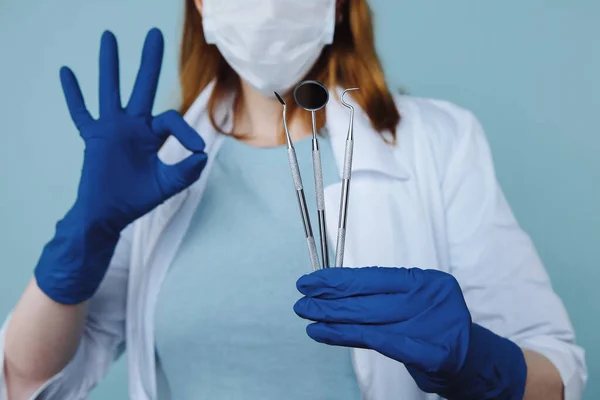 Appuntamento odontoiatrico, strumenti odontoiatrici e concetto di check-up igienico dentale con protesi dentarie modello e strumenti stomatologici su grigio scuro. Controlli regolari sono essenziali per la salute orale — Foto Stock