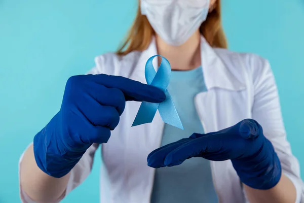 Doctor sosteniendo cinta azul, vista de cerca. Símbolo de problemas médicos. — Foto de Stock
