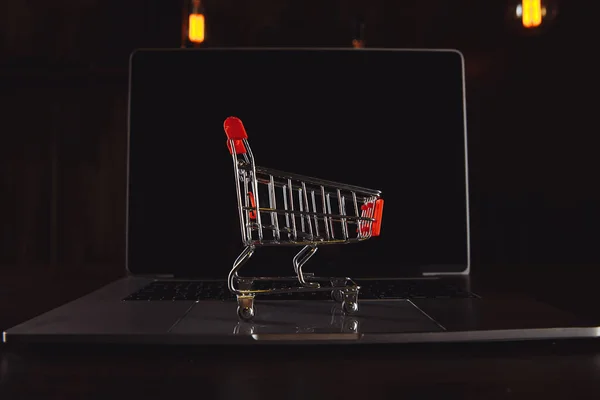 Pudełka w wózku na klawiaturze laptopa. Pomysły na zakupy online, zakupy online to forma handlu elektronicznego, która pozwala konsumentom bezpośrednio kupować towary od sprzedawcy przez Internet. — Zdjęcie stockowe