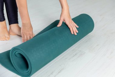 Yoga ev içi konsepti. Aktif yaşam ve güç. Meditasyon ve rahatlama.