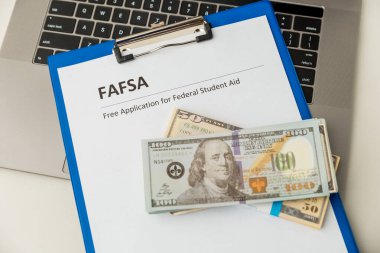 Fafsa. Öğrenci yardımı. Para masanın üstünde..