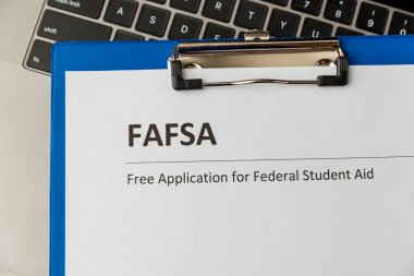 Fafsa. Öğrenci yardımı beyannamesi ve tablet üzerindeki para.