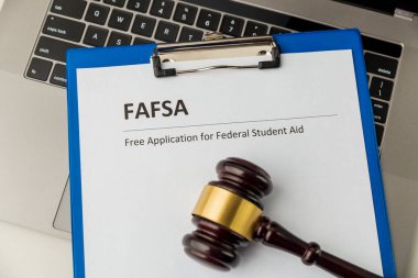 Fafsa. Öğrenci yardımı beyannamesi ve tablet üzerindeki para.