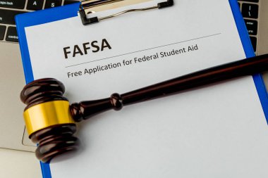 Fafsa. Öğrenci yardımı beyannamesi ve tablet üzerindeki para.