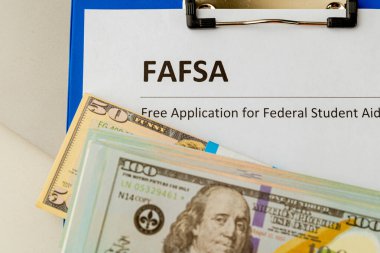 Fafsa. Öğrenci yardımı. Para masanın üstünde..