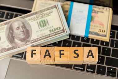 Fafsa. Öğrenci yardımı beyannamesi ve tablet üzerindeki para.