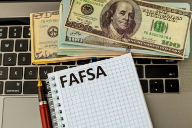 Fafsa. Öğrenci yardımı. Para masanın üstünde..