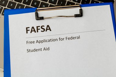 Fafsa. Öğrenci yardımı beyannamesi ve tablet üzerindeki para.