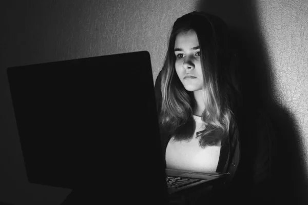 Chica adolescente que sufre acoso cibernético en Internet asustado y deprimido cyberbullying. Imagen de chica desesperada humilde en internet por su compañera de clase. Joven adolescente llorando delante de la computadora portátil — Foto de Stock