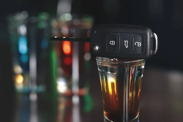 饮酒和驾驶理念。木桌上的汽车钥匙, 酒吧 — 图库照片