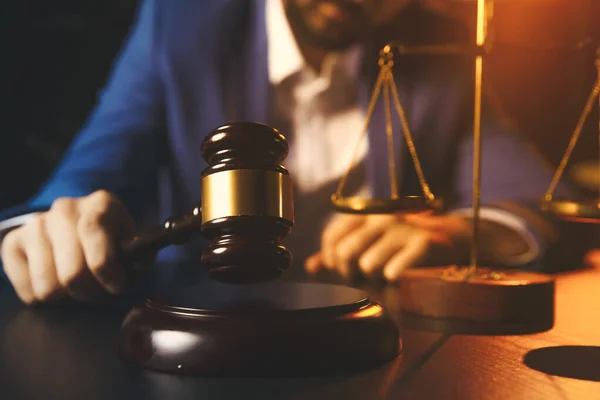 Έννοια της δικαιοσύνης και του δικαίου. Αρσενικό δικηγόρος στο γραφείο με ορείχαλκο κλίμακα για ξύλινο τραπέζι, — Φωτογραφία Αρχείου