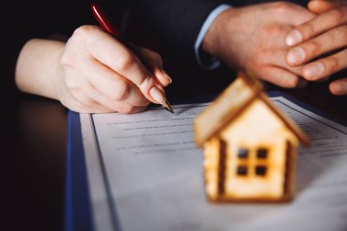 Sonra ev satmak için anahtar ev banka employeer yandan onaylama kredi ve alıcı office gazetede sözleşme imzalama.