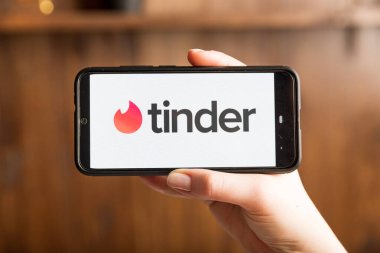 Tula Rusya telefon ekranındaki 16.01.20 tinder izole edilmiş..