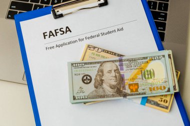 Fafsa. Öğrenci yardımı beyannamesi ve tablet üzerindeki para.