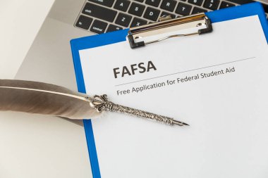 Fafsa. Öğrenci yardımı beyannamesi ve tablet üzerindeki para.