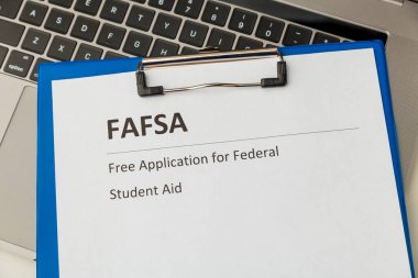 Fafsa. Öğrenci yardımı beyannamesi ve tablet üzerindeki para.