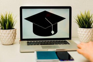 Kız, üniversite başvurusu ya da okul belgesi okuyordu. Üniversite kabul mektubu ya da öğrenci kredisi kağıdı. Başvuru formu doldurma ya da planlama çalışmaları.