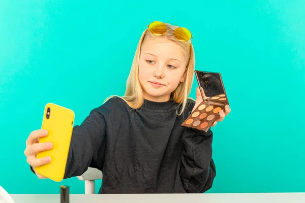 Holčičí blogger krásy. Blondýny teen pózování na kameru a dělat vlog. — Stock fotografie