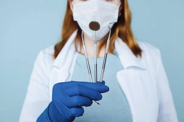 Dentist appointment, dentistry instruments and dental hygienist checkup concept with teeth model dentures and stomatology instruments on dark grey. Regular checkups are essential to oral health — Stock Photo, Image