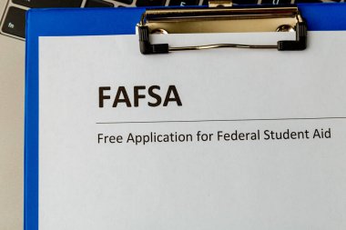Fafsa. Öğrenci yardımı beyannamesi ve tablet üzerindeki para.