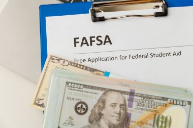 Fafsa. Öğrenci yardımı. Para masanın üstünde..