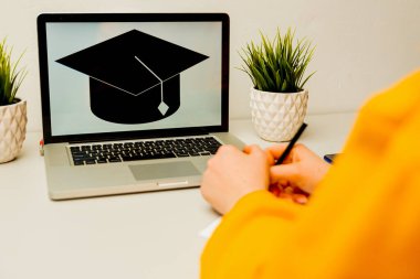 Kız, üniversite başvurusu ya da okul belgesi okuyordu. Üniversite kabul mektubu ya da öğrenci kredisi kağıdı. Başvuru formu doldurma ya da planlama çalışmaları.