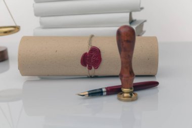 Vasiyetnamede ve son arzusunda halka açık kalem ve damga yok. Noter kamu araçları