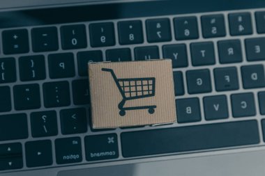 Dizüstü bilgisayar ve küçük araba beyaz arka plan üzerinde. Internet alışveriş kavramı