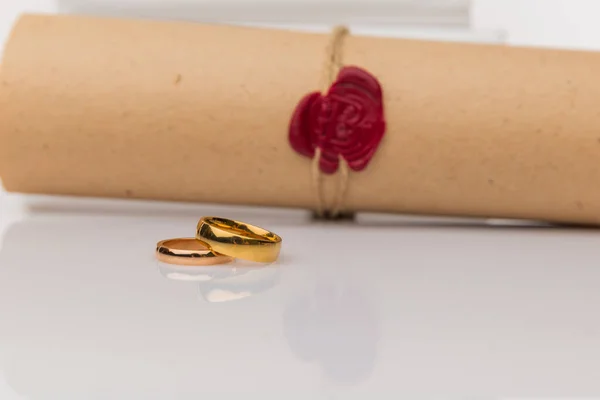 Couple with divorce contract and ring on desk. Divorce — Stock Photo, Image