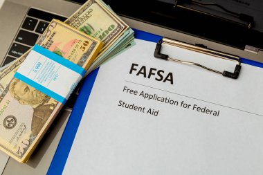 Fafsa. Öğrenci yardımı. Para masanın üstünde..