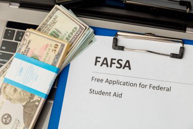 Fafsa. Öğrenci yardımı. Para masanın üstünde..