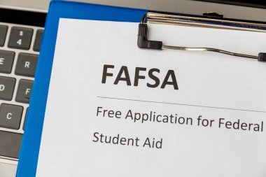 Fafsa. Öğrenci yardımı. Para masanın üstünde..