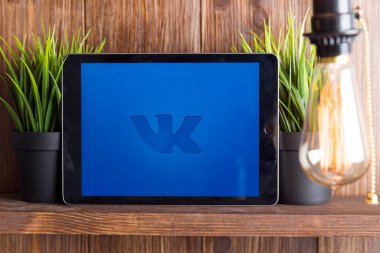 Tula Rusya 16.01.20 VK tablet bilgisayar ekranında izole.